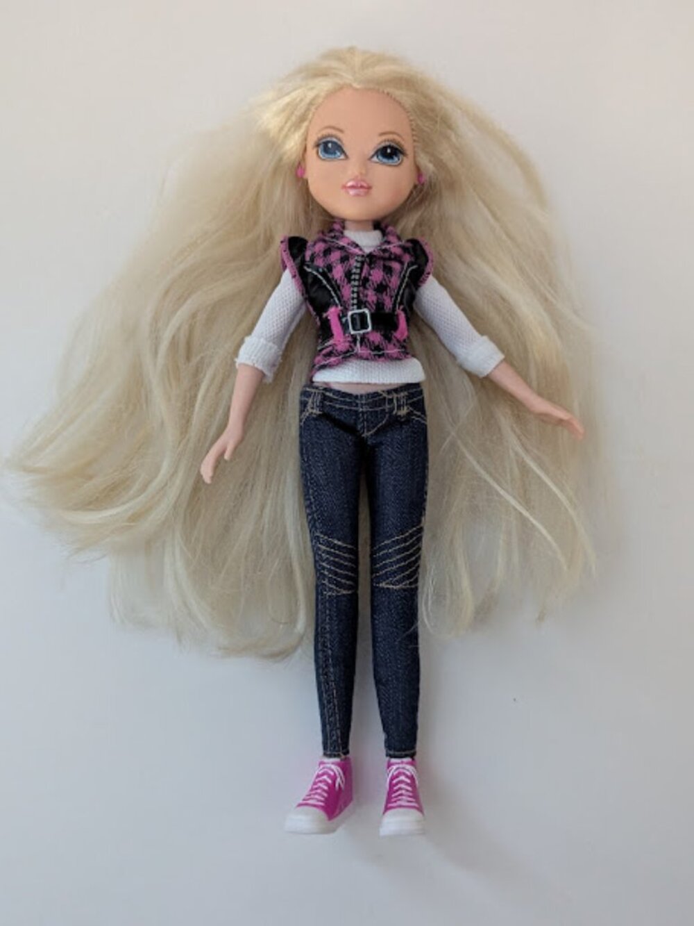 Moxie Girlz Avery Fashion Doll by MGA Entertainment 2009 Blonde Hair Blue Eyes